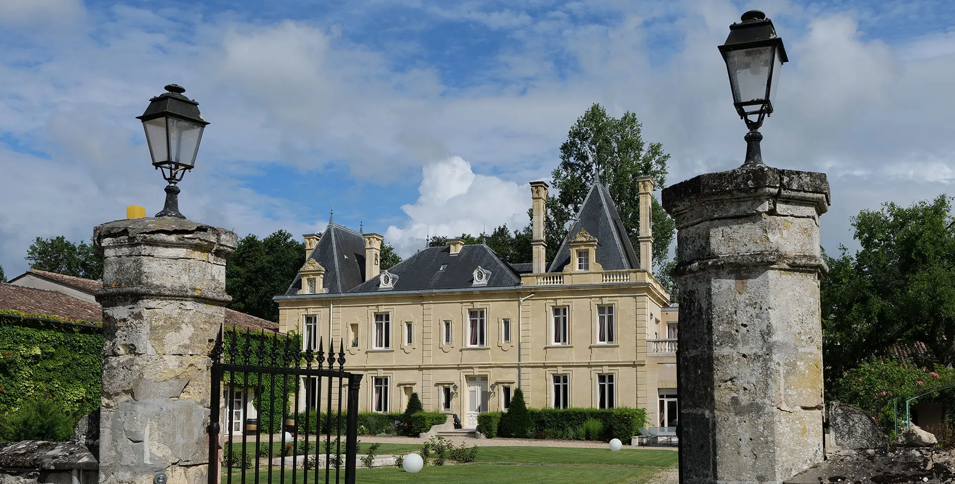 Façade du Château Meyre vue depuis le portail d’entrée à Avensan.